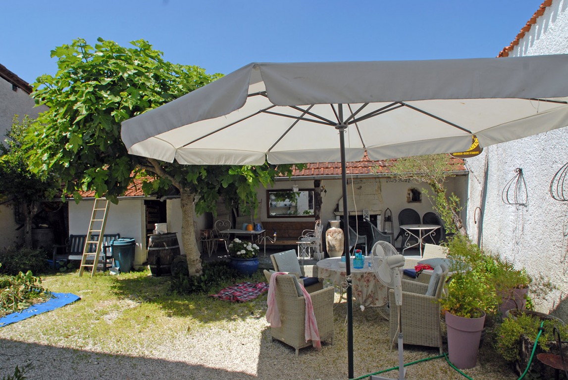 6464 - Bertric Buree – Image 3